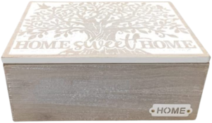 Cajas de madera decoradas en tonos claros y dibujo en tapa principal