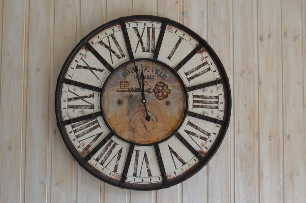 reloj de madera de pared